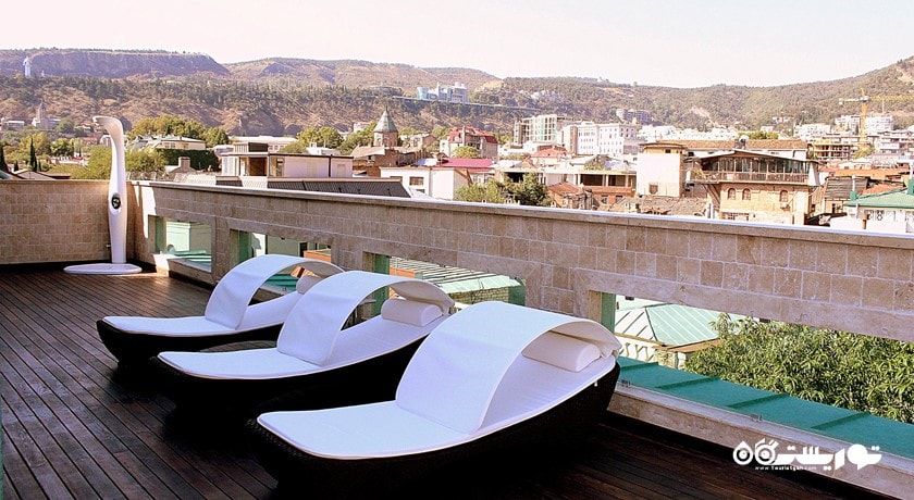 تخت های استراحت در فضای باز