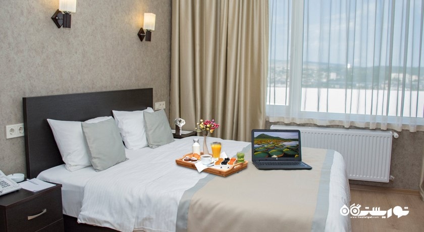 نمای تخت بزرگ اتاق دلوکس