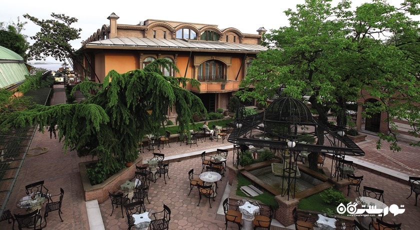 محوطه نشیمن در فضای باز