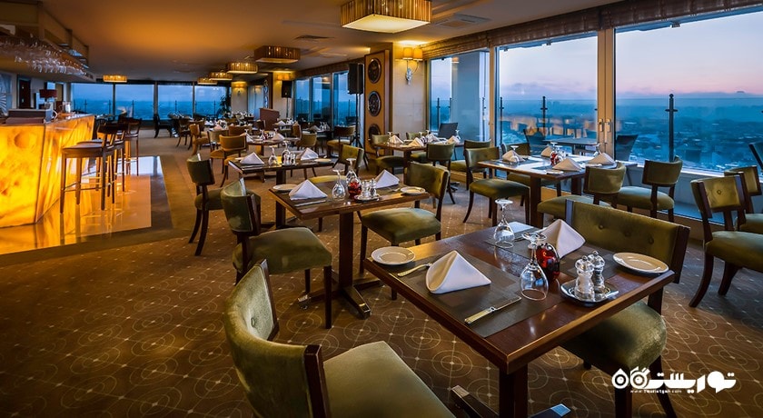 نمای کلی از بار و رستوران کامپاس