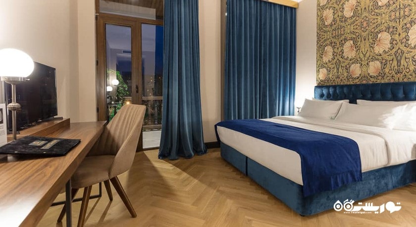 نمای تخت بزرگ اتاق فمیلی