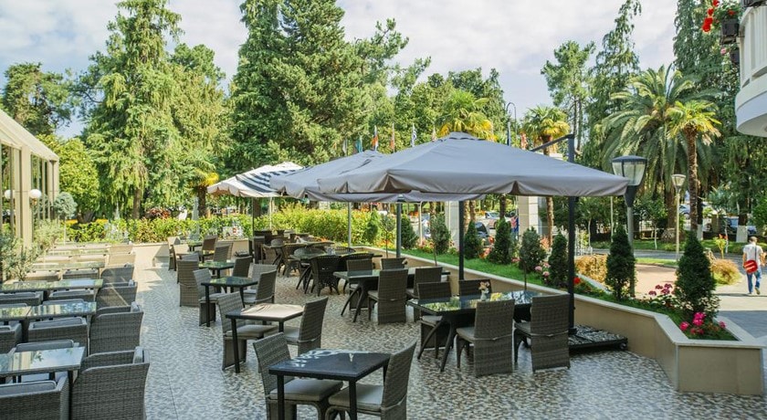 محوطه نشیمن در فضای باز 