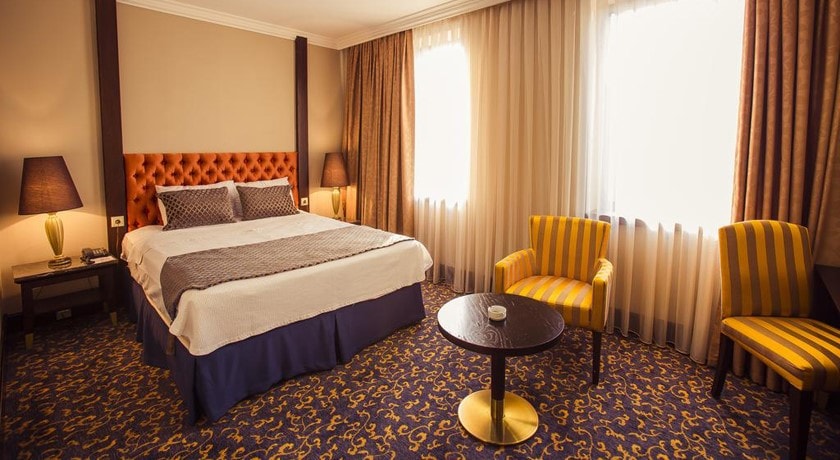 نمای تخت بزرگ اتاق دلوکس