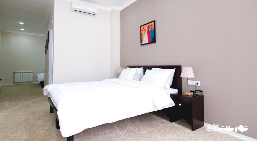 نمای تخت بزرگ اتاق فمیلی