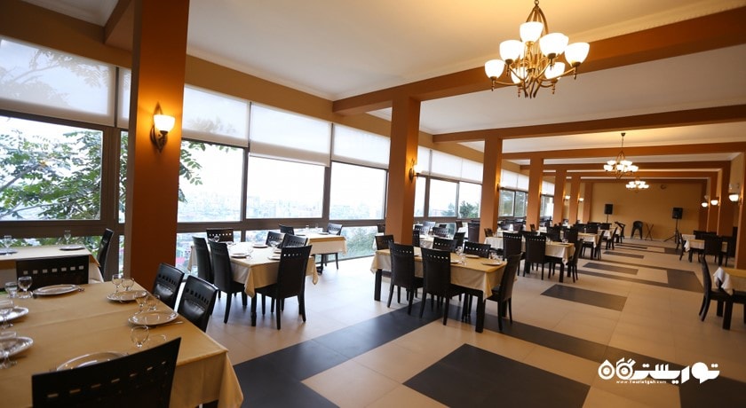 رستوران پیروسمانی  با موسیقی زنده 