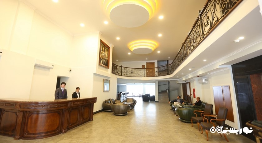 میز پذیرش و محوطه نشیمن لابی