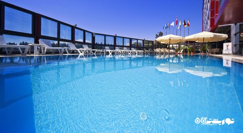 نمای کلی از استخر روباز هتل
