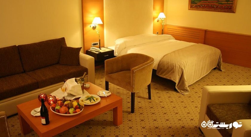 تخت بزرگ اتاق دلوکس دبل