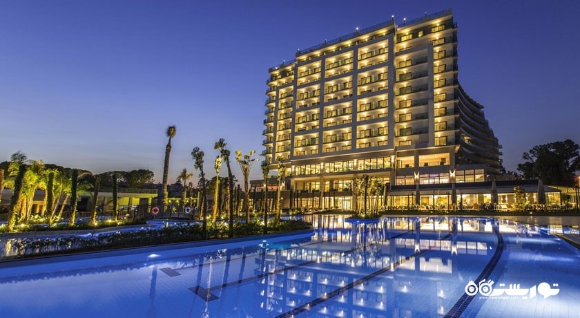 نمای استخر روباز و ساختمان هتل
