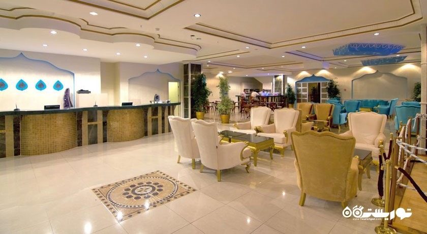 محوطه نشیمن و میز پذیرش هتل