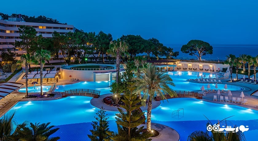 نمای استخر روباز و ساختمان هتل