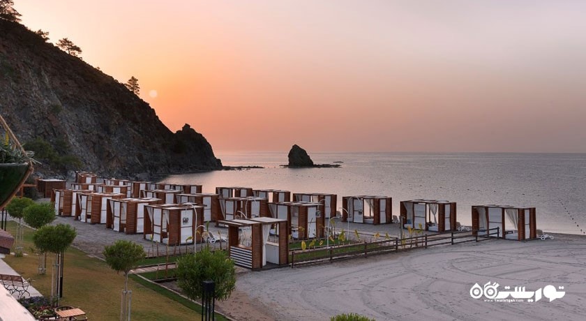 تخت های استراحت در کنار ساحل