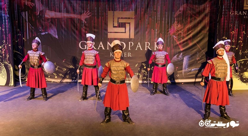 اجرای نمایش در هتل گرند پارک کمر