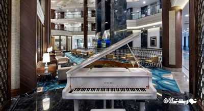 نمای پیانو موجود در لابی هتل