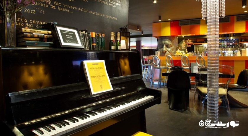 پیانو موجود در بار کوکتل نو