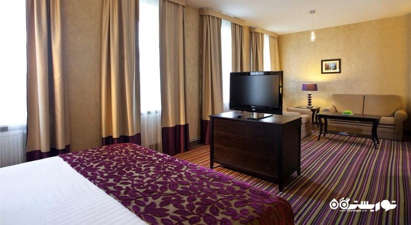 نمای تخت بزرگ اتاق استودیو