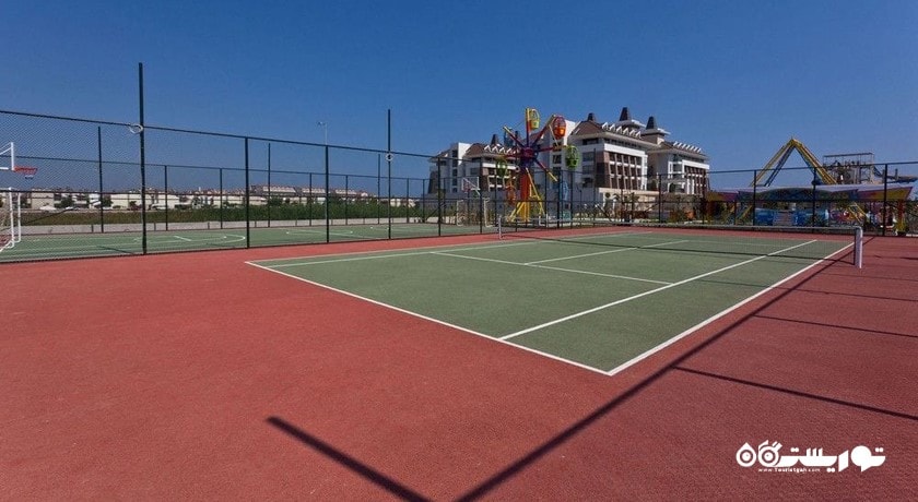 نمایی از زمین تنیس اختصاصی هتل