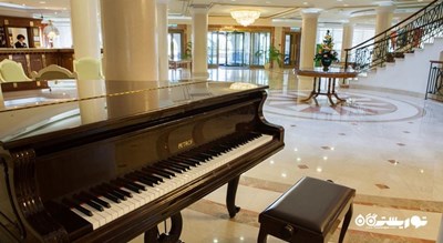 پیانوی موجود در لابی هتل