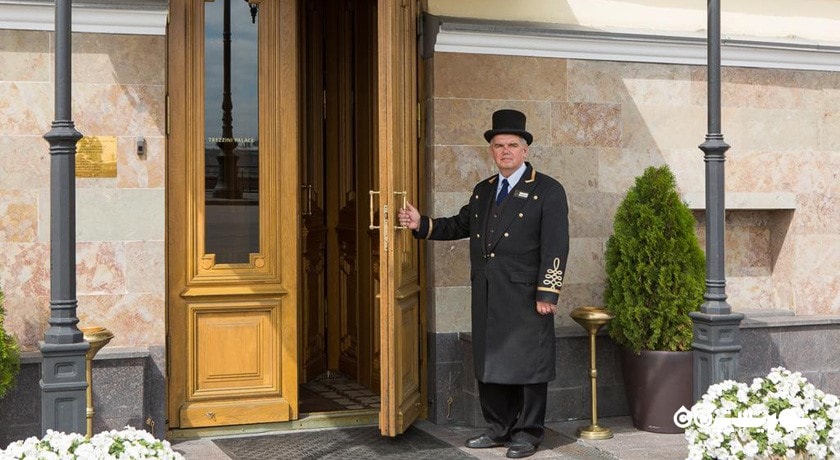 درب ورودی هتل تریزینی پالاس