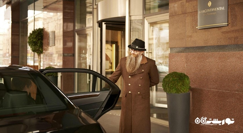 خوش آمد گویی به مسافران هتل