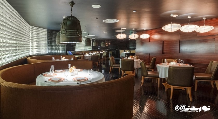 محوطه نشیمن رستوران مگامی