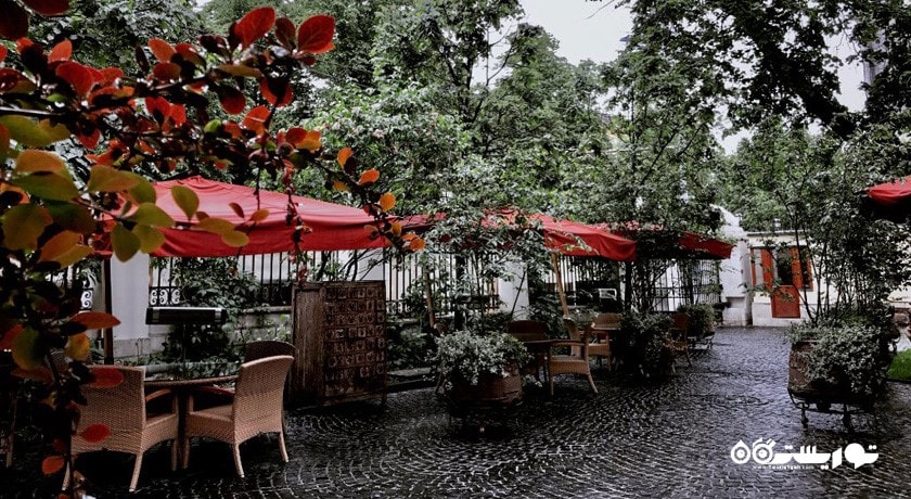 محوطه نشیمن در فضای باز هتل