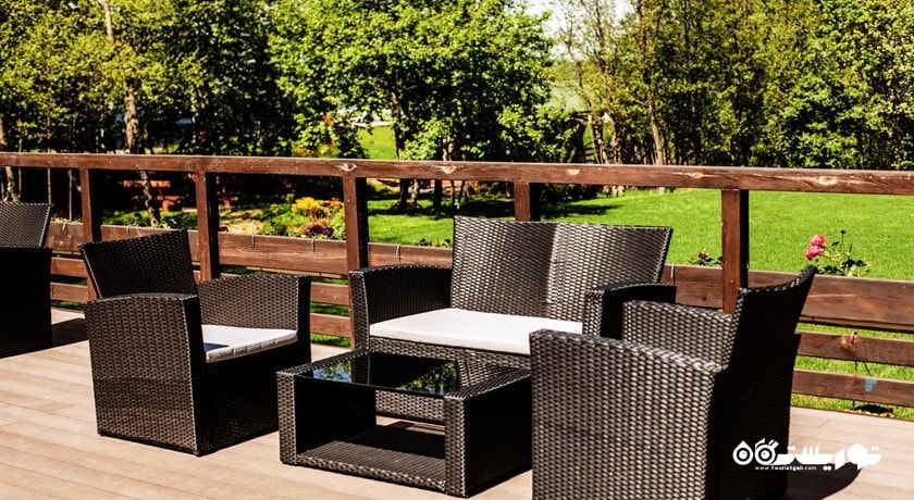 محوطه نشیمن در فضای باز هتل