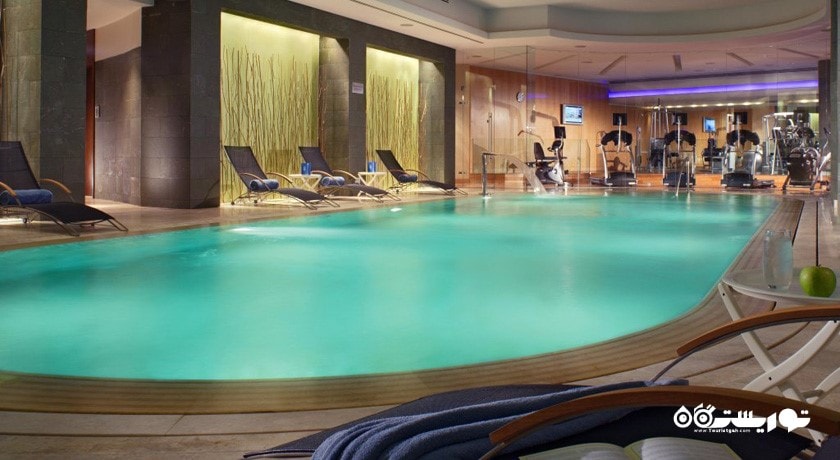نمای کلی از استخر سرپوشیده هتل