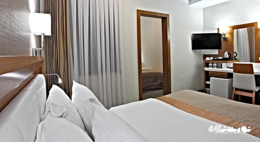 نمای تخت بزرگ اتاق فمیلی