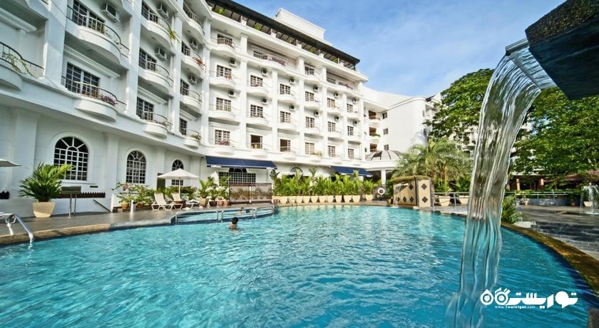 استخر روباز و ساختمان هتل