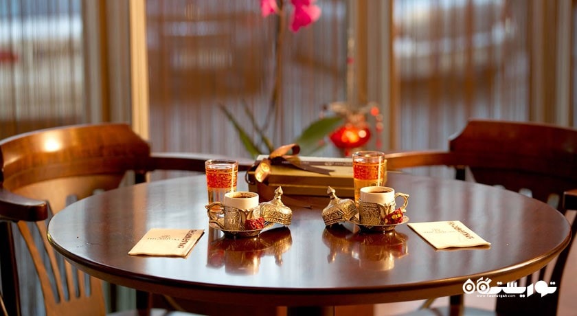 صرف چای در آنتیک کافه