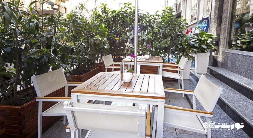 محوطه نشیمن در فضای باز