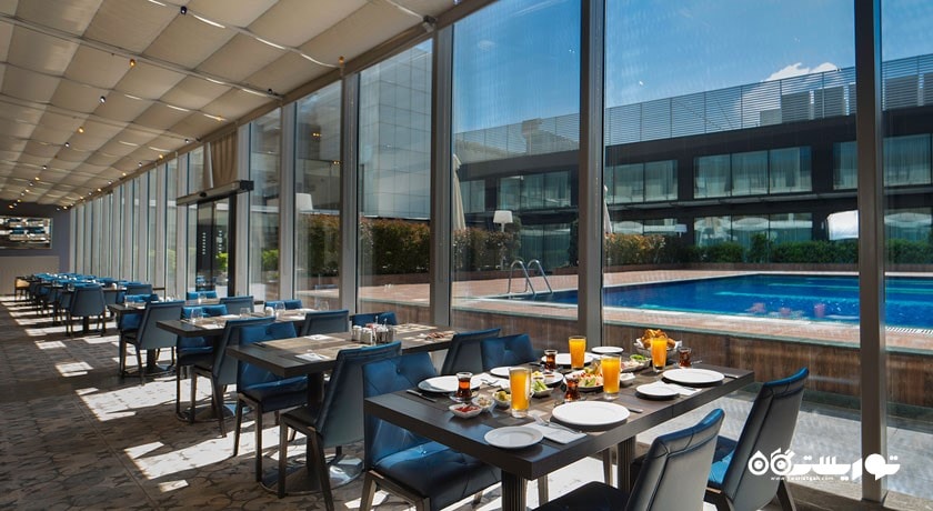 رستوران آلستا در کنار استخر روباز هتل