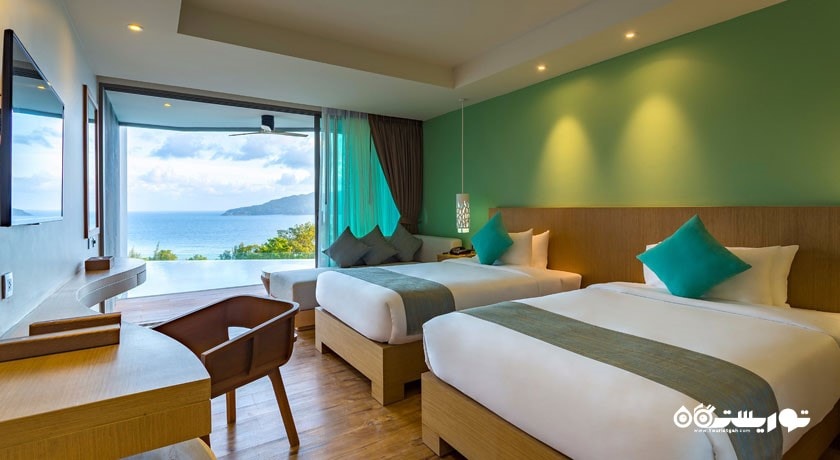 تخت های اتاق با دسترسی به استخر