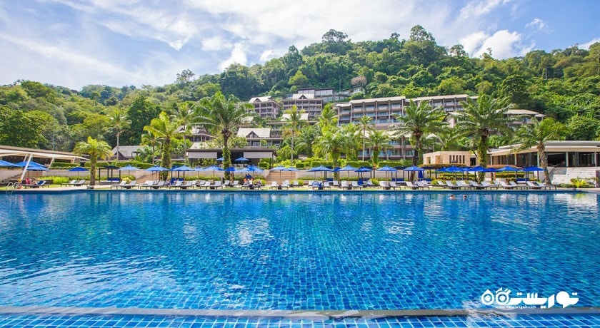 نمای استخر روباز و ساختمان هتل