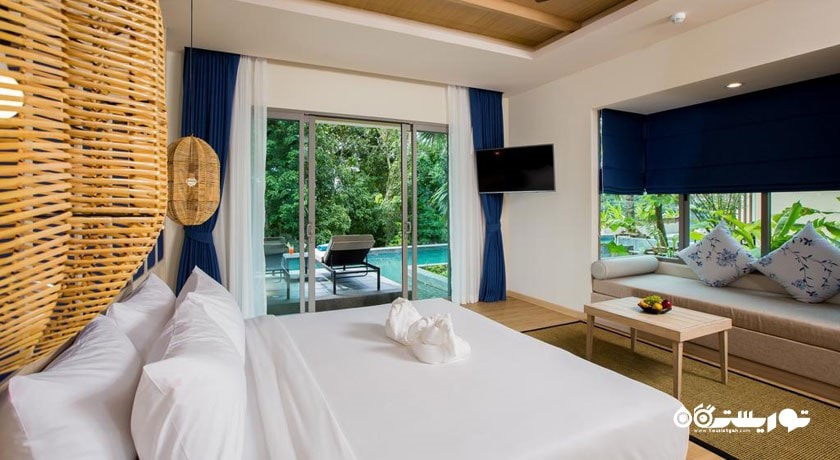 تخت بزرگ اتاق با دسترسی به استخر