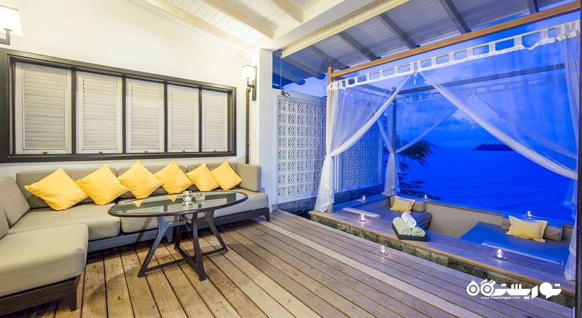 محوطه نشیمن ویلا با چشم انداز دریا