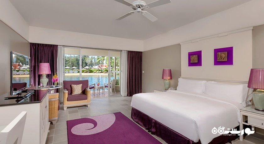 تخت بزرگ اتاق با دسترسی به استخر