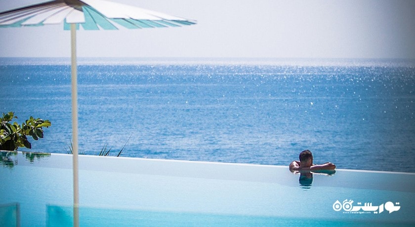 استخر روباز هتل کاتا راکس