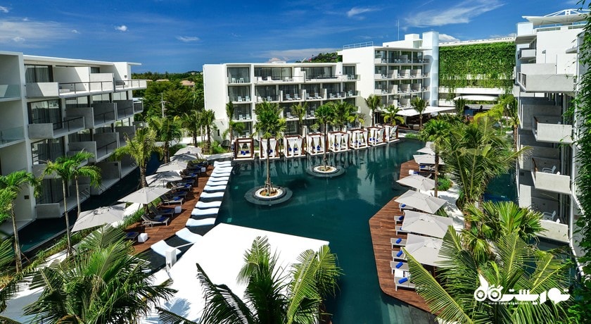 نمای استخر روباز و ساختمان هتل