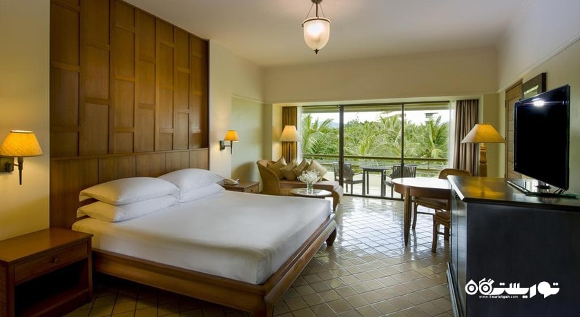 تخت بزرگ اتاق دلوکس با چشم انداز باغ