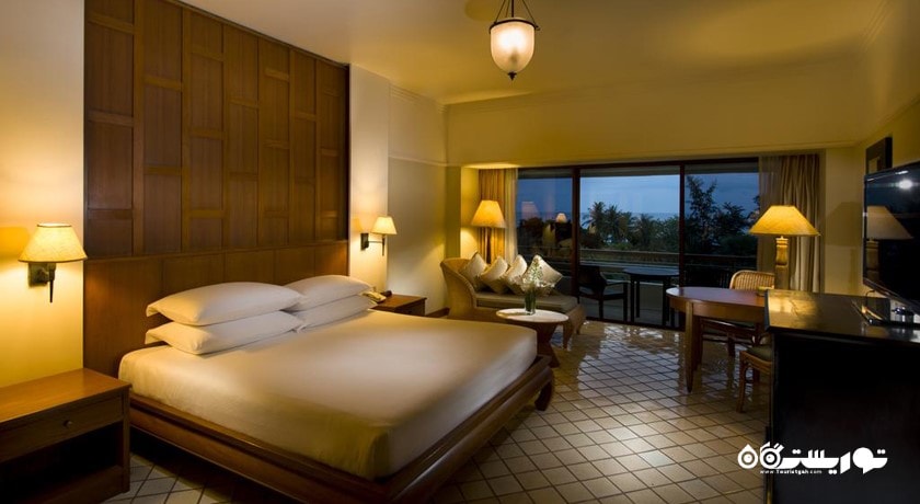تخت بزرگ اتاق دلوکس با چشم انداز دریا
