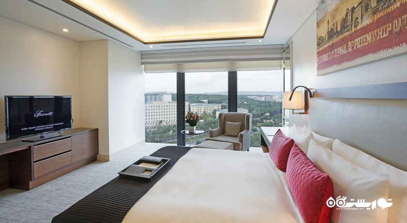 تخت بزرگ سوئیت یک خوابه با چشم انداز شهر