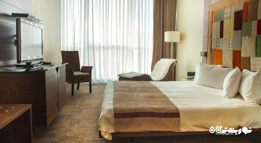 تخت بزرگ آپارتمان یک خوابه