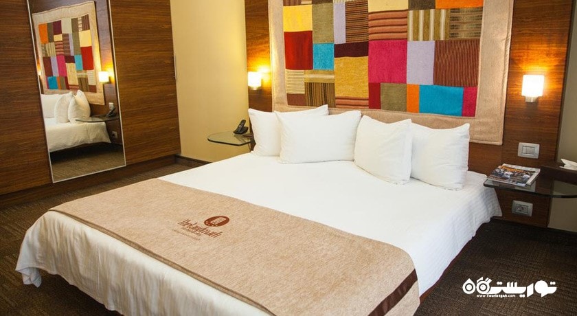 تخت بزرگ اگزکیوتیو استودیو