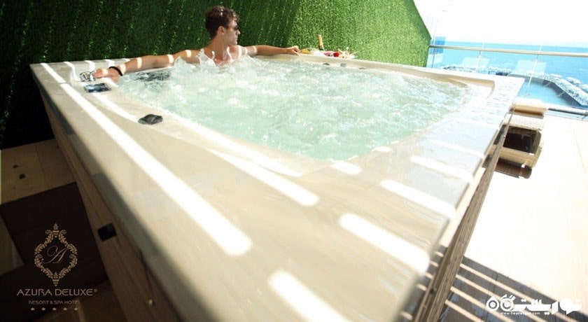 جکوزی اتاق هانی مون با چشم انداز دریا