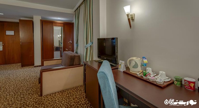 میز تحریر موجود در اتاق کرنر