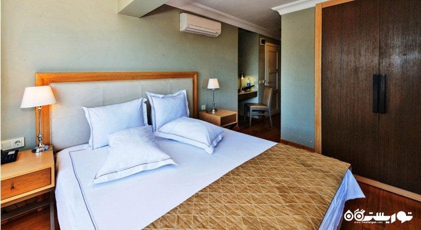 تخت بزرگ اتاق دلوکس