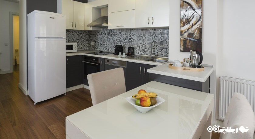 نمای آشپزخانه سوئیت دلوکس یک خوابه