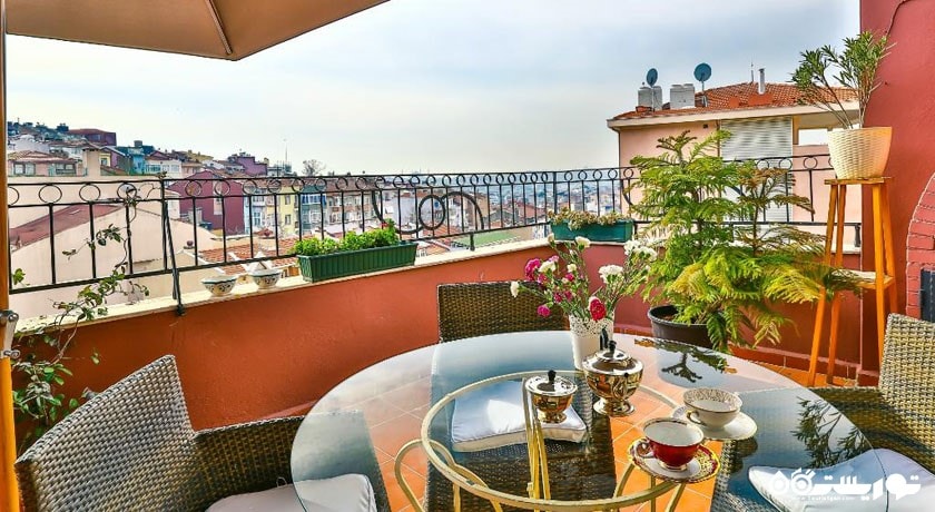 میز و صندلی در تراس پنت هاوس	